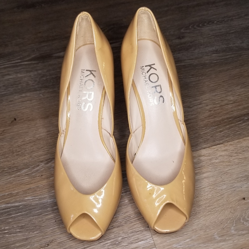 Michael Kors tan patent leather peep toe wedge 8